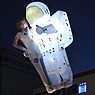 AXE Apollo Astromaut mit Girl 10m _schwebend
